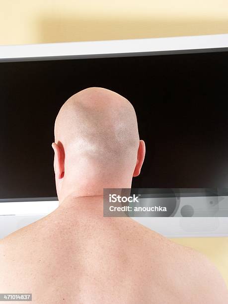 Foto de Bald Masculino Vá Assistir Tv e mais fotos de stock de Vista Traseira - Vista Traseira, Costas, Careca