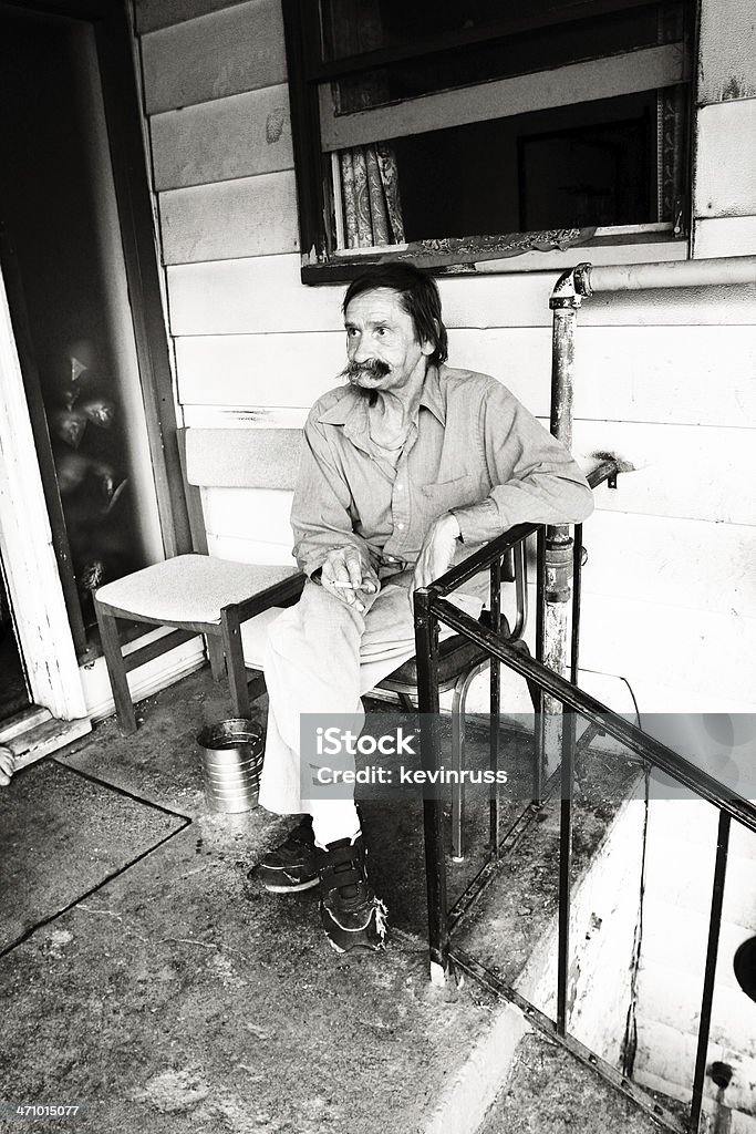 Alter Mann, sitzend auf der Veranda - Lizenzfrei Alter Erwachsener Stock-Foto