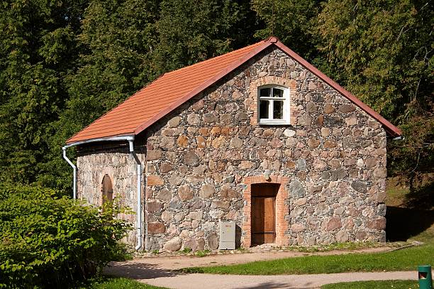 vecchia casa maden da pietre - mansion uk gravel summer foto e immagini stock