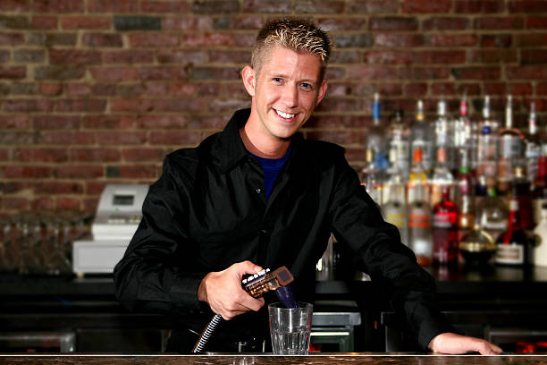 boston barman. - handcarves business food and drink people photos et images de collection