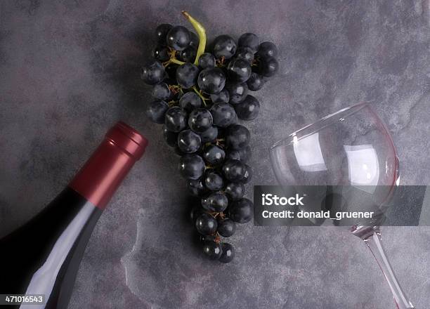 Winogrono Skład - zdjęcia stockowe i więcej obrazów Alkohol - napój - Alkohol - napój, Bez ludzi, Butelka