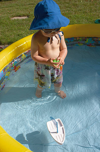 piccolo in piscina - 1784 - wading child water sport clothing foto e immagini stock