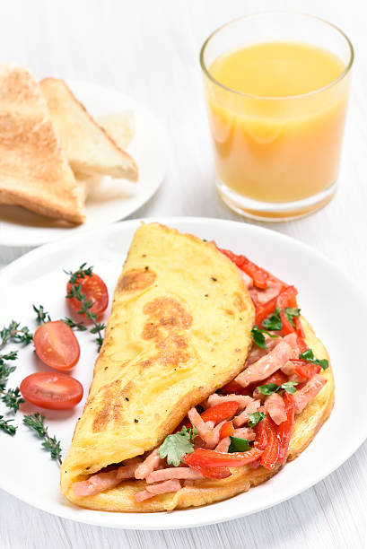 egg omelette con verduras y jamón - omelet bacon tomato fruit fotografías e imágenes de stock