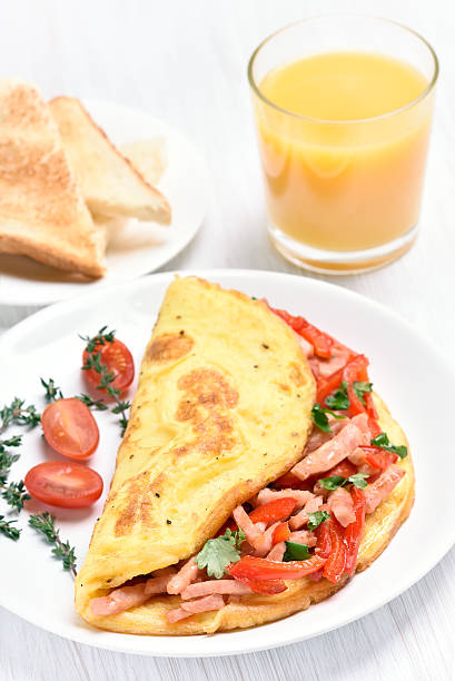 egg omelette aux petits légumes et au jambon - omelet bacon tomato fruit photos et images de collection