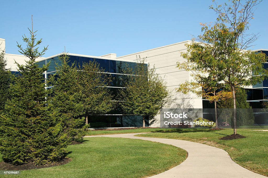 Landscaped marciapiede di Business edificio - Foto stock royalty-free di Affari