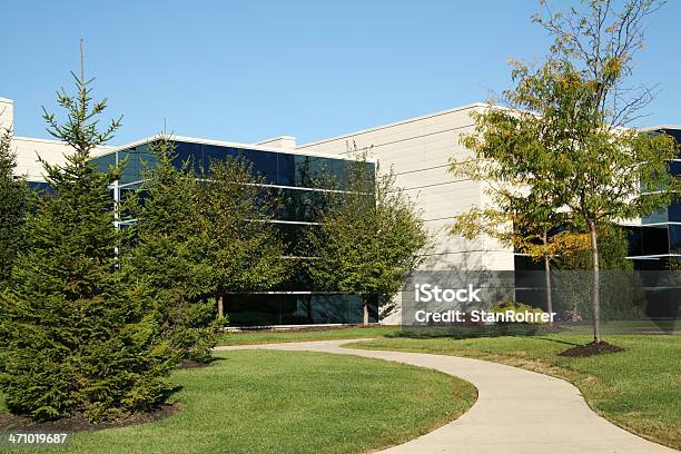 Landscaped Marciapiede Di Business Edificio - Fotografie stock e altre immagini di Affari - Affari, Affari finanza e industria, Albero