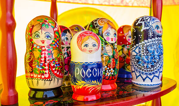 mano pintó muñecas con espacio para la computadora - babushka russian nesting doll doll green fotografías e imágenes de stock