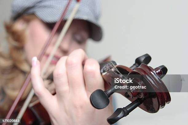 Frau Die Violine Spielt Stockfoto und mehr Bilder von Bratsche - Bratsche, Braun, Entspannung