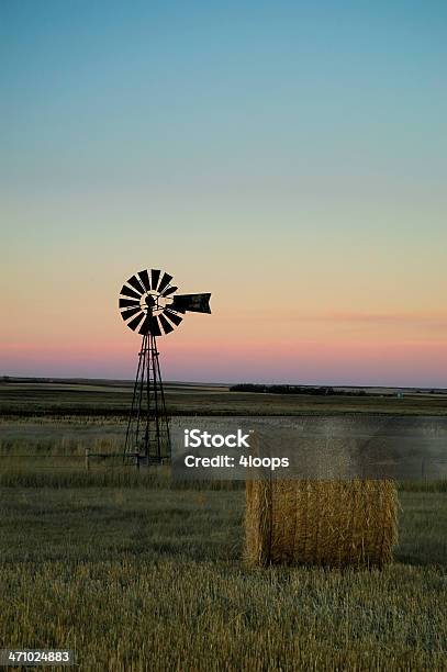 Moinho De Vento E Staw Fardo Ao Pôr Do Sol - Fotografias de stock e mais imagens de Saskatchewan - Saskatchewan, Moinho de vento, Turbina Eólica