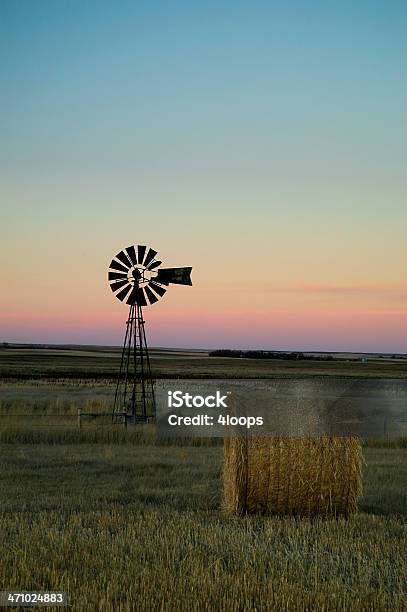 Ветряная Мельница И Staw Bale На Закате — стоковые фотографии и другие картинки Саскачеван - Саскачеван, Ветряная мельница, Ветряная электростанция