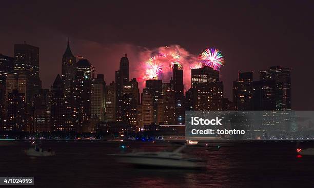 4 º De Julio De Fuegos Artificiales En El Centro De La Ciudad De Manhattan Foto de stock y más banco de imágenes de Ciudad de Nueva York