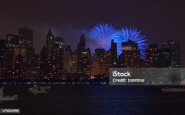 4 º De Julio De Fuegos Artificiales En El Centro De La Ciudad De Manhattan Foto de stock y más banco de imágenes de Cuatro de julio