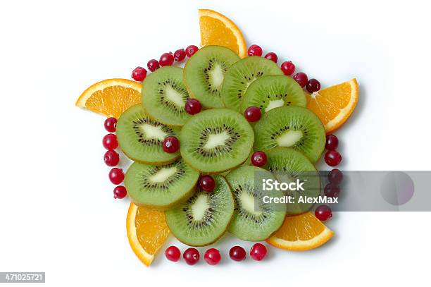 Fundos De Comida Saudável De Fruta Kiwi Laranjas Bagas Isoladas - Fotografias de stock e mais imagens de Alimentação Não-saudável