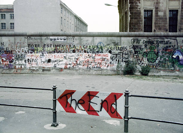 muro di berlino in germania 1988 "end' - east germany berlin germany graffiti wall foto e immagini stock