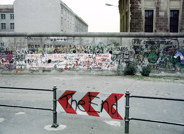 берлинская стена германии 1988 надписью «the end» - west berlin стоковые фото и изображения