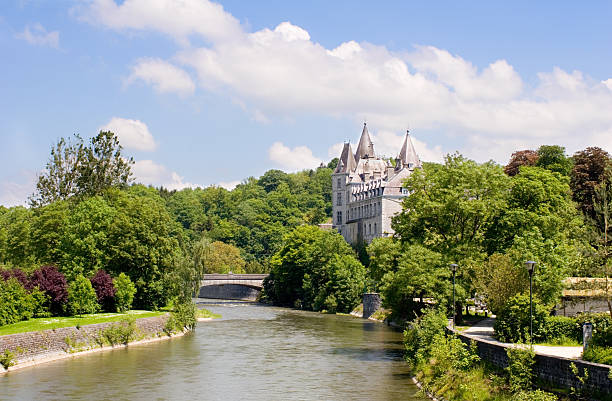 城のデュルビュイ、ヨーロッパで最も小さな街 - arden ストックフォトと画像