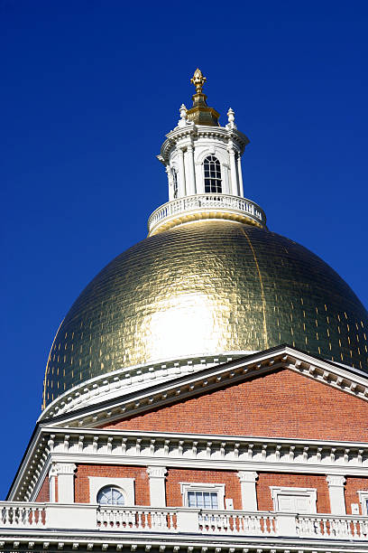 cupola del massachusetts state house - gold dome foto e immagini stock