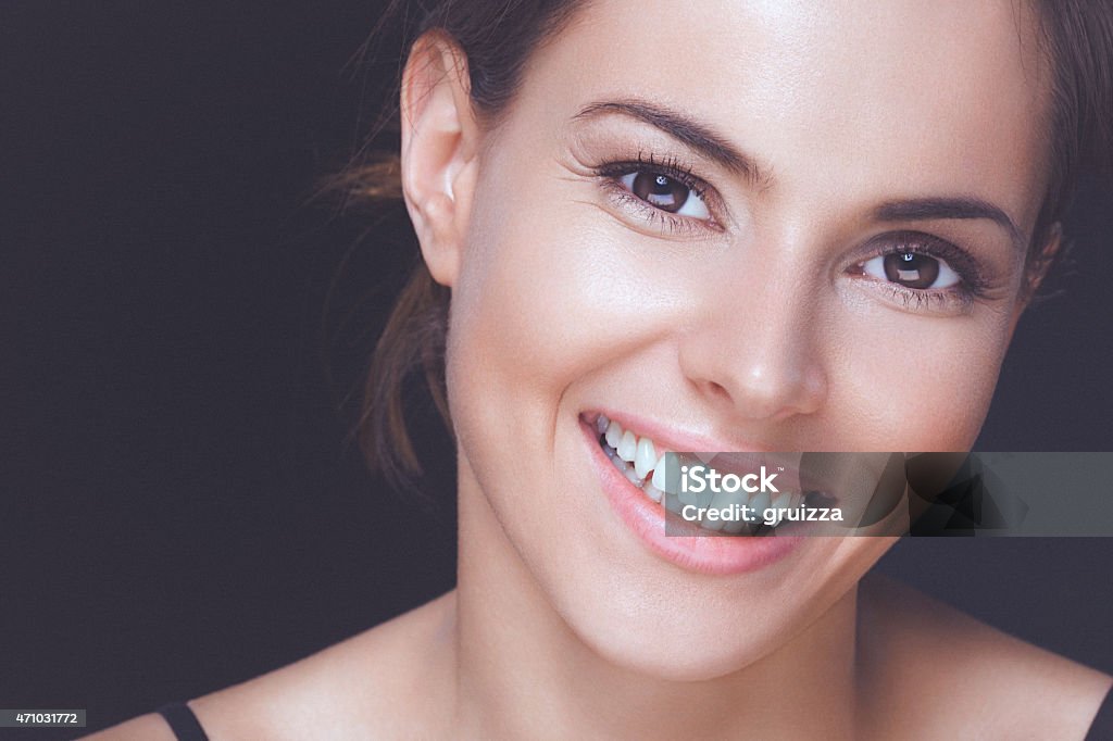 Natürliche Junge Frau mit einem perfekten Lächeln und saubere gesunde Haut - Lizenzfrei Frauen Stock-Foto