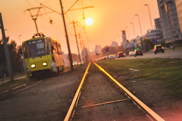 cable car - street defocused car road photos et images de collection