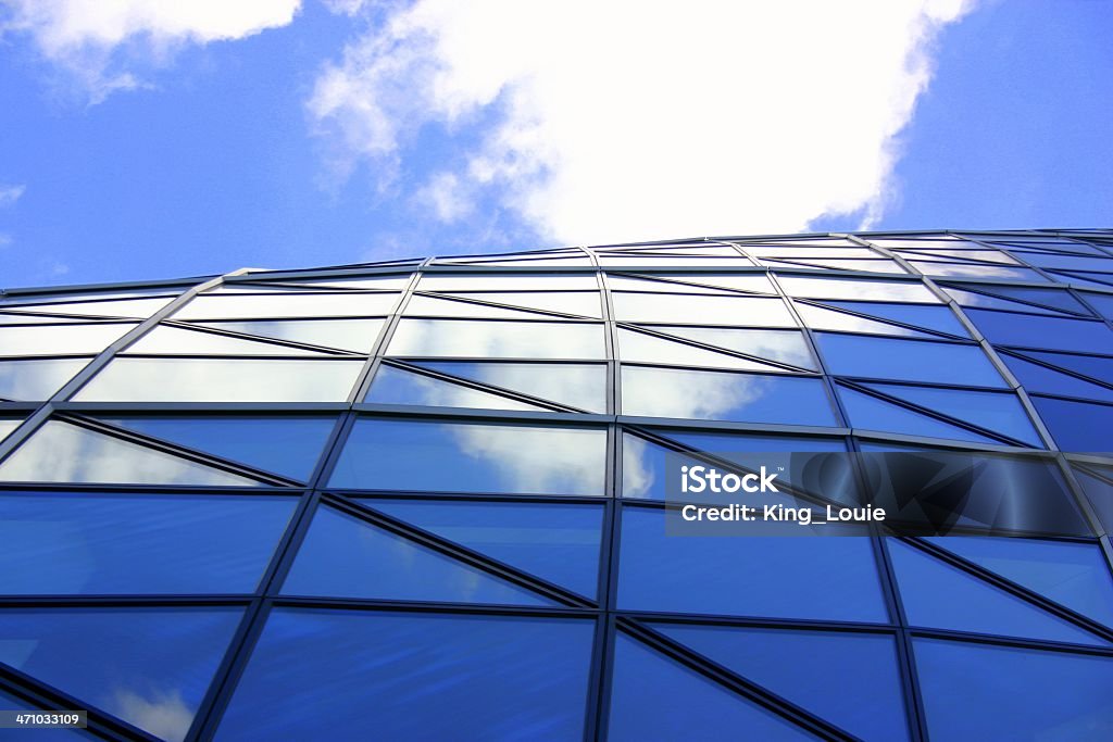 Błękitne niebo chmury odbicie & (glass - Zbiór zdjęć royalty-free (Architektura)