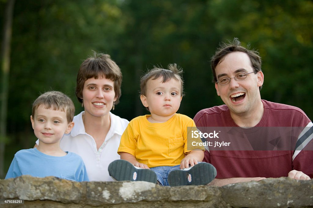 幸せな家族 - 4人のロイヤリティフリーストックフォト
