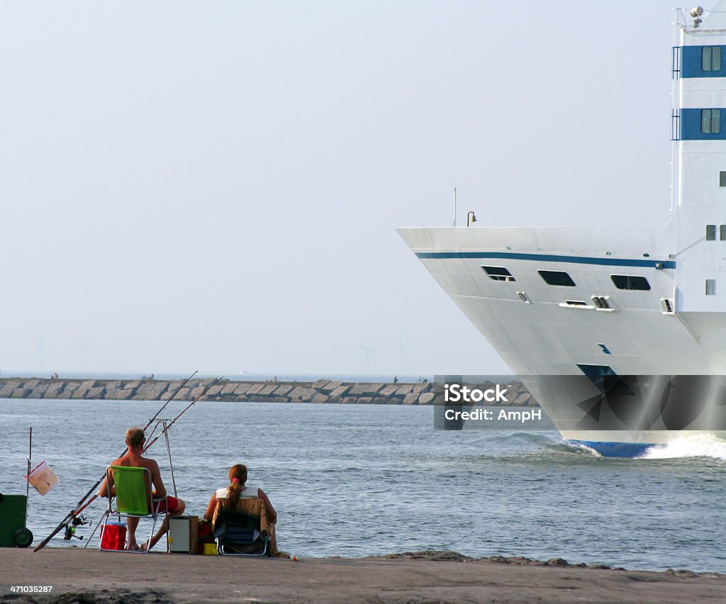 Angler olhada no navio de cruzeiro - Foto de stock de Adulto royalty-free