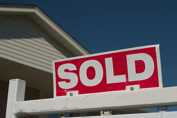 istock Sold Sign House 471036905