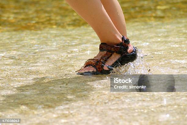 Camminare Lungo Il Fiume - Fotografie stock e altre immagini di Acqua - Acqua, Adulto, Ambientazione esterna