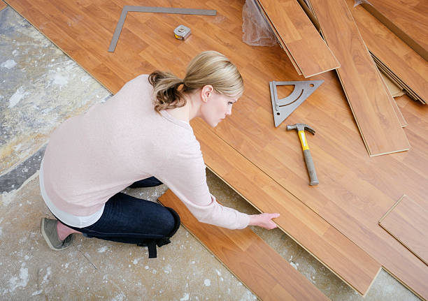 mulher instalar o chão laminado - tape measure home improvement measuring wood imagens e fotografias de stock
