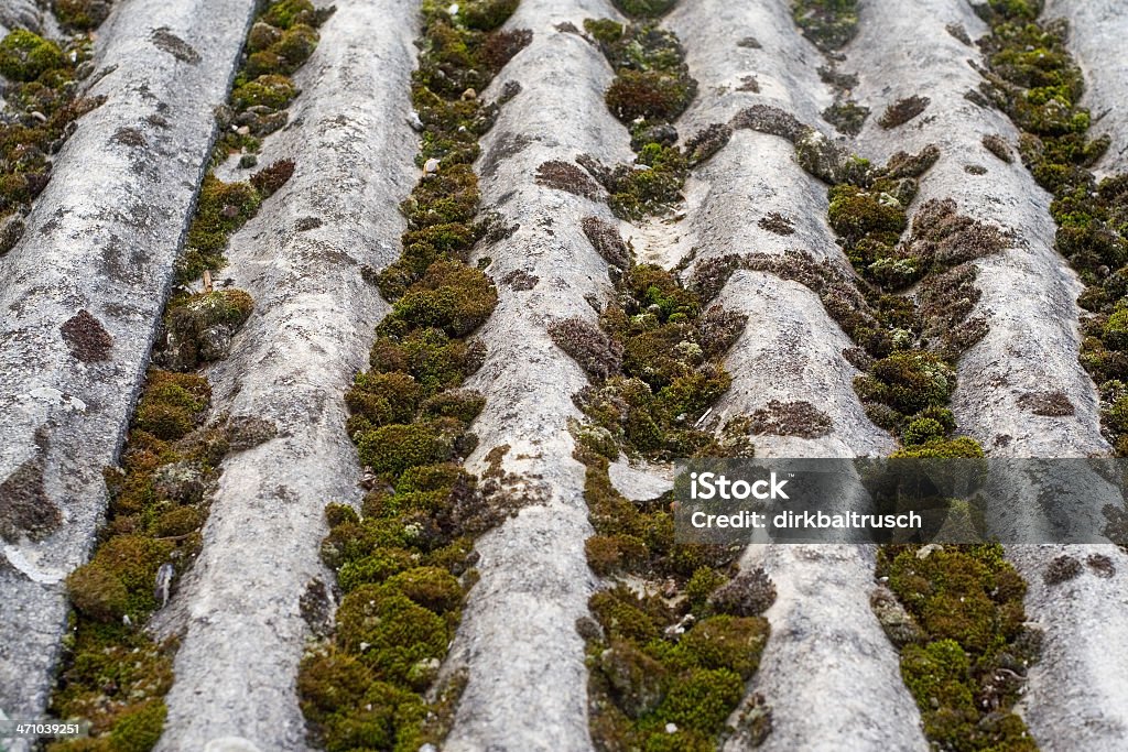 Velho telhado de amianto - Foto de stock de Abrigo royalty-free