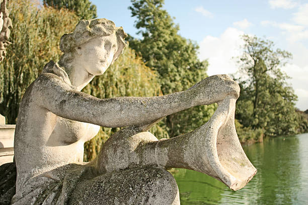 Estátua de mármore mulher debaixo d'água - foto de acervo