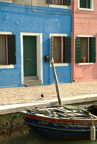 Casas de colores y la pesca en bote - foto de stock