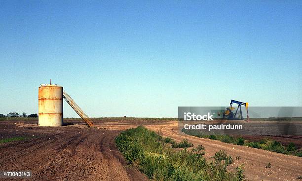 엔진오일 Pumpjack 및 탱크 0명에 대한 스톡 사진 및 기타 이미지 - 0명, 기업 재무와 산업, 사진-이미지