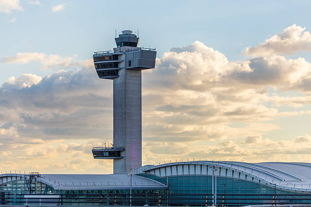 torre de control de tráfico aéreo en el aeropuerto jfk - air traffic control tower airport runway air travel fotografías e imágenes de stock