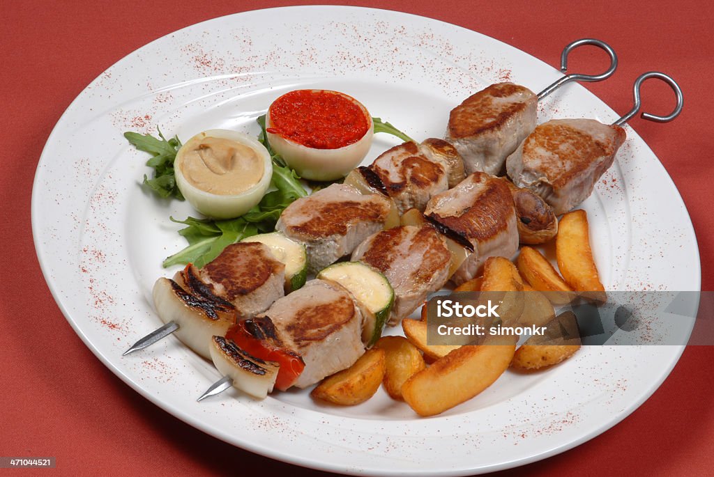 Жаркое Турции, картофель и овощи, окруженный - Стоковые фото Белое мясо роялти-фри