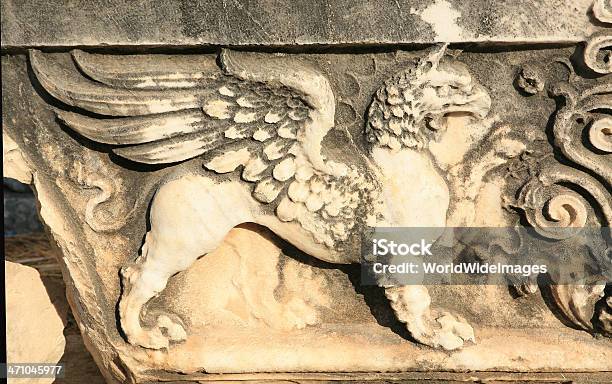 Ogromna Rzeźbione Griffin Z Rozciągaczapollona W Didyma - zdjęcia stockowe i więcej obrazów Gryf