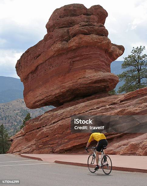 Ciclista No Jardim Dos Deuses Colorado Springs - Fotografias de stock e mais imagens de Colorado Springs - Colorado Springs, Pessoas, Ciclismo