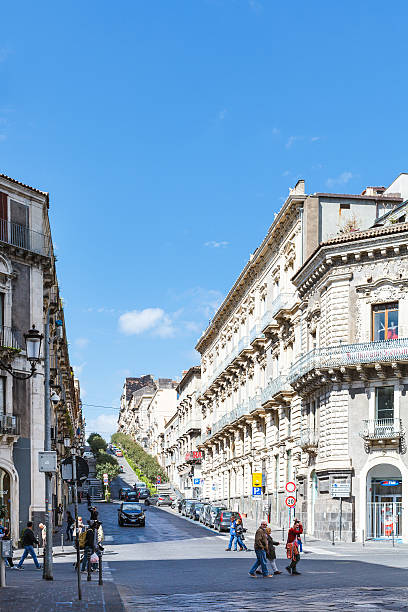 paesaggio urbano di città di catania, sicilia - catania sicily italy traffic foto e immagini stock