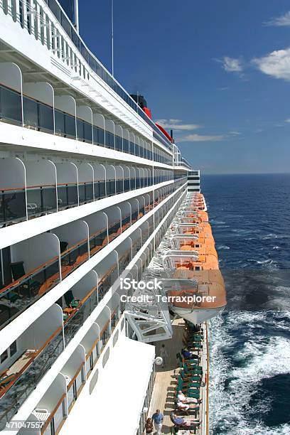 Foto de Lateral Do Navio De Cruzeiro No Mar e mais fotos de stock de Navio cruzeiro - Navio cruzeiro, Vista Lateral, RMS Queen Mary 2