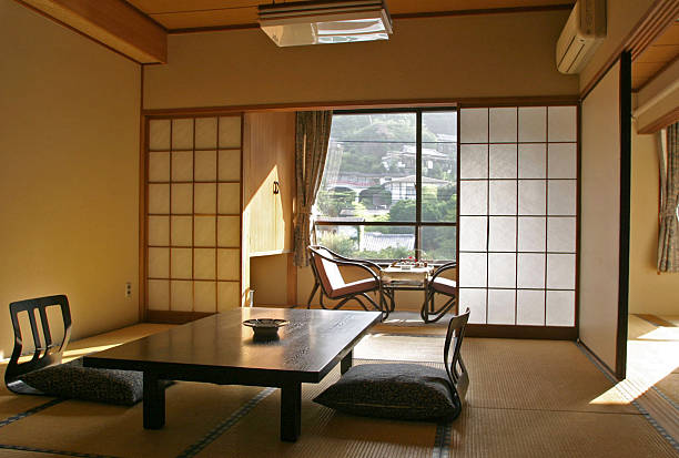 interior de ryokan - door symmetry wood hotel imagens e fotografias de stock