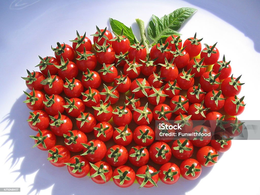 Arranjo de bela tomates cereja. - Foto de stock de Abundância royalty-free