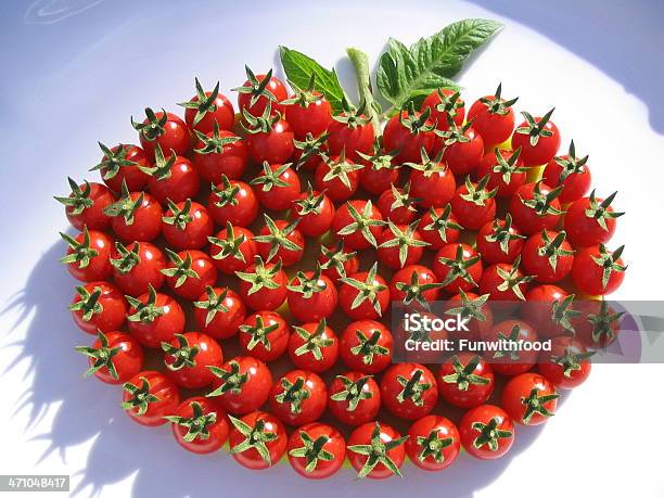 Foto de Arranjo De Bela Tomates Cereja e mais fotos de stock de Abundância - Abundância, Alimentação Saudável, Arranjar