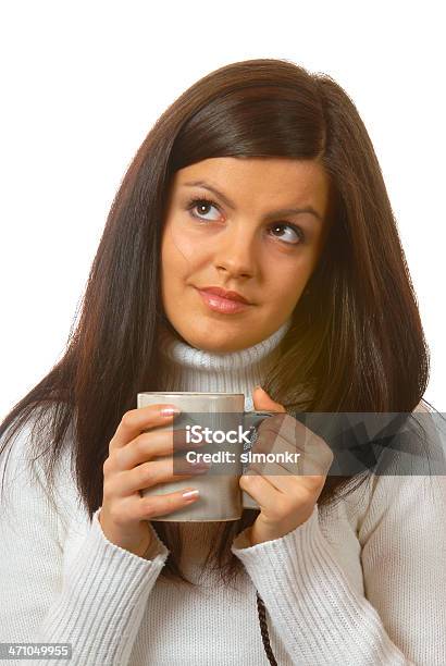 Attractive Brunette Con Teacup Foto de stock y más banco de imágenes de Adulto - Adulto, Adulto joven, Alegría