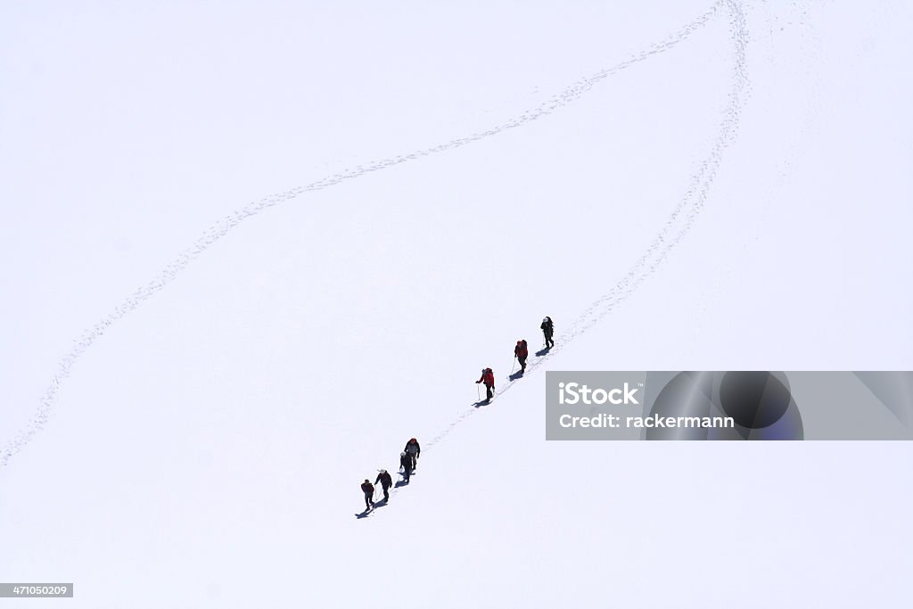 「もう一つの方法に「alpinists トレースの雪 - クライミングのロイヤリティフリーストックフォト