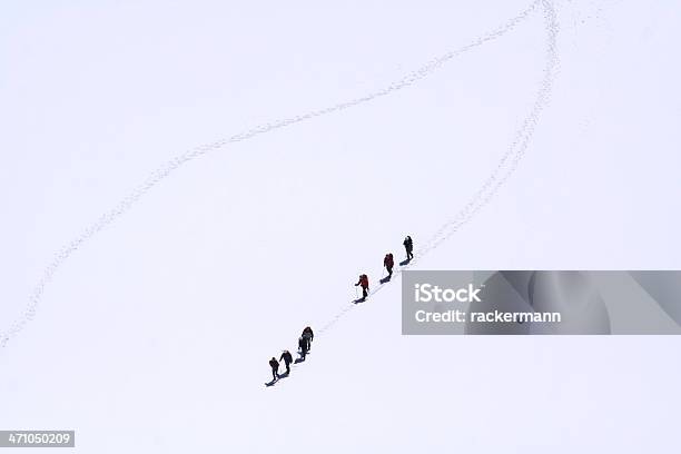 もう一つの方法にalpinists トレースの雪 - クライミングのストックフォトや画像を多数ご用意 - クライミング, スポーツチーム, ヨーロッパアルプス