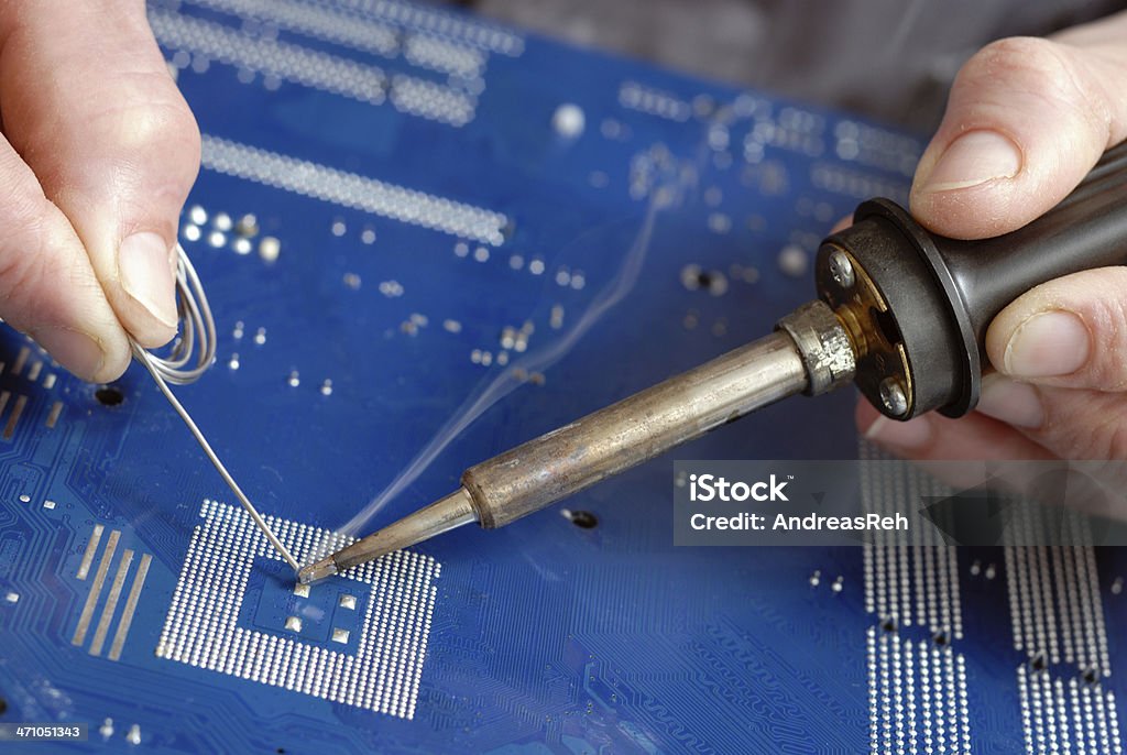 Weichlöten computer-board - Lizenzfrei Arbeiten Stock-Foto