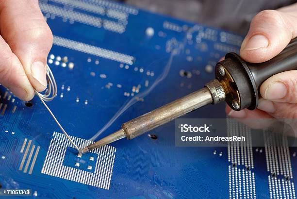 Weichlöten Computerboard Stockfoto und mehr Bilder von Arbeiten - Arbeiten, Blau, Computer