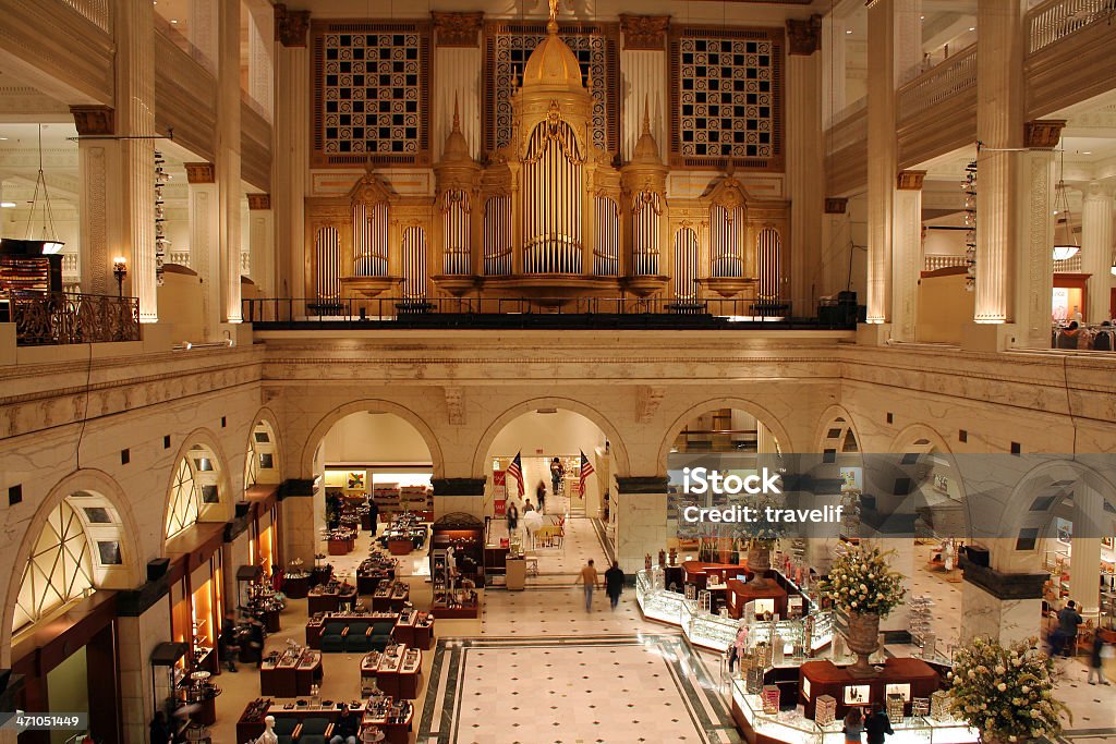 Tienda de departamentos exclusivas de dentro de la - Foto de stock de Centro comercial libre de derechos