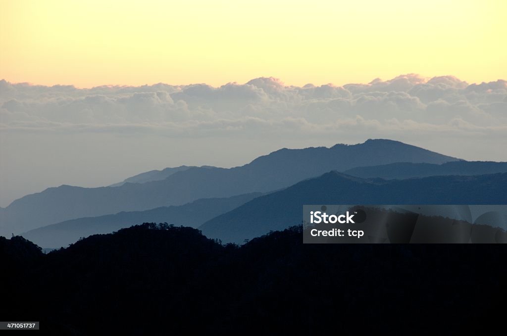 Giorno rompere a catena montuosa centrale (Taiwan - Foto stock royalty-free di Alba - Crepuscolo
