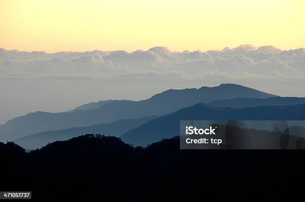 Giorno Rompere A Catena Montuosa Centrale Taiwan - Fotografie stock e altre immagini di Alba - Crepuscolo - Alba - Crepuscolo, Ambientazione esterna, Ambientazione tranquilla